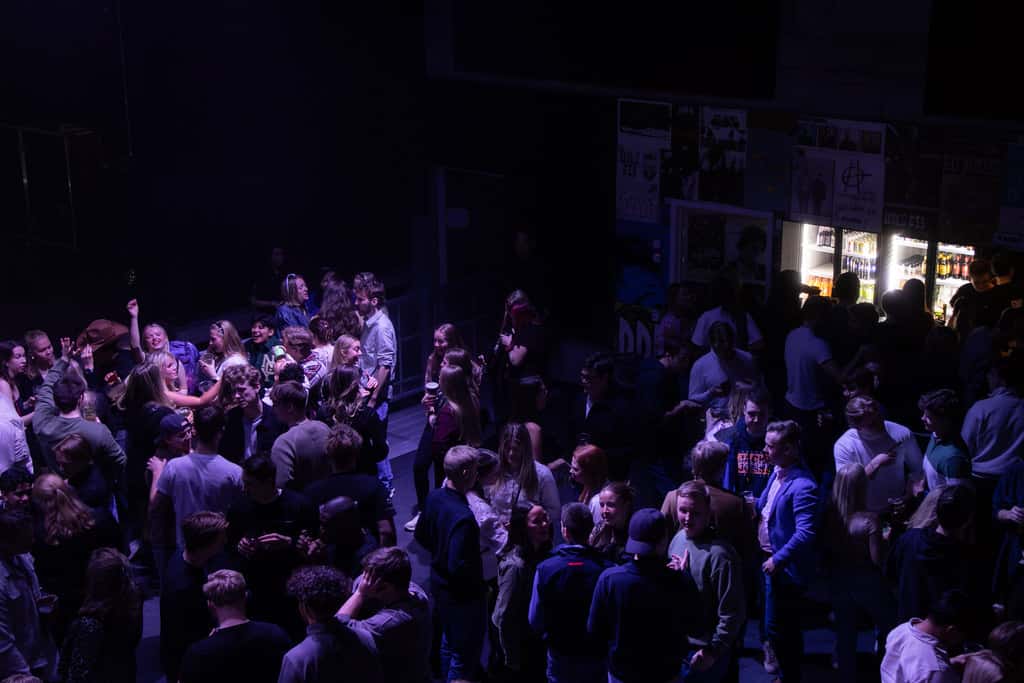 Publikum foran scenen på Kroa i Bø